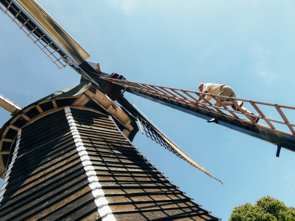 Traditionelle Windmühle in Holland – ikonisches Symbol des niederländischen Radurlaubs.